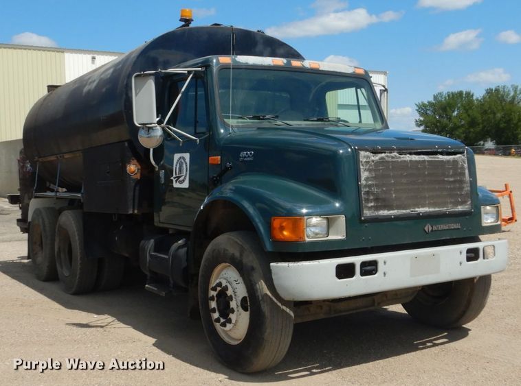 image for item FT9010 2001 International 4900  oil distributor truck