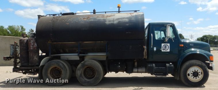 image for item FT9010 2001 International 4900  oil distributor truck