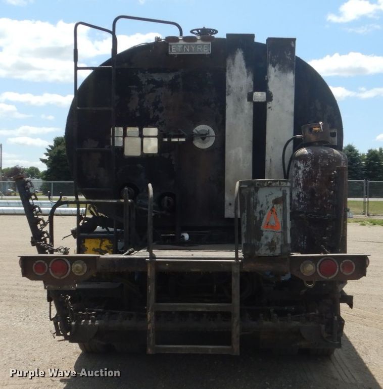 image for item FT9010 2001 International 4900  oil distributor truck