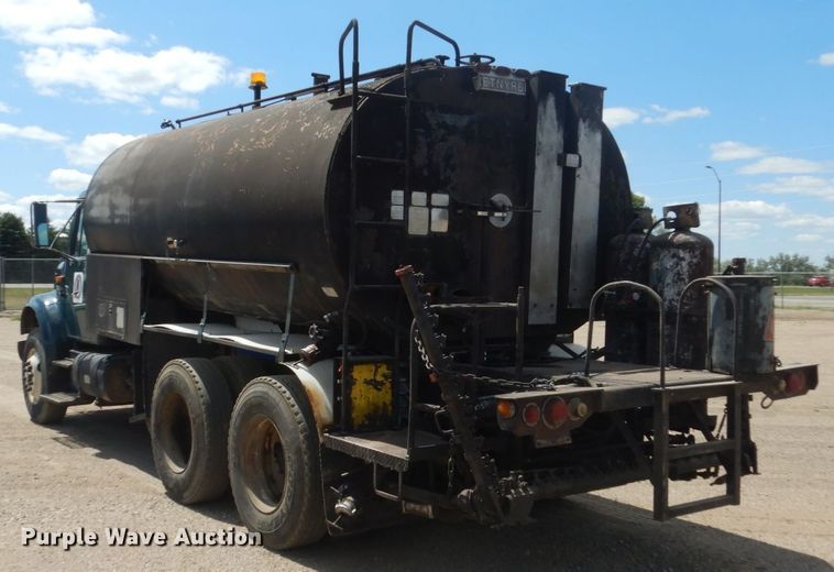 image for item FT9010 2001 International 4900  oil distributor truck