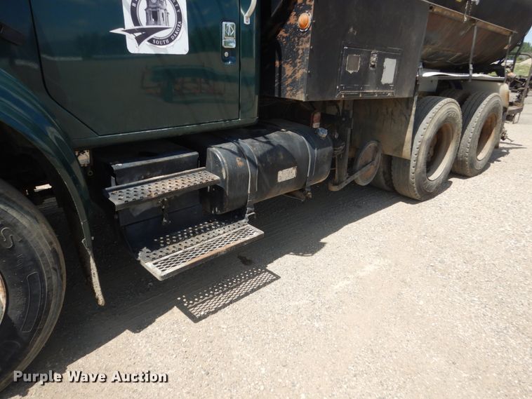 image for item FT9010 2001 International 4900  oil distributor truck