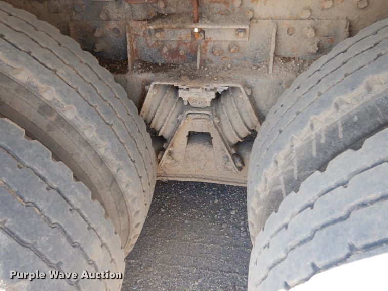 image for item FT9010 2001 International 4900  oil distributor truck