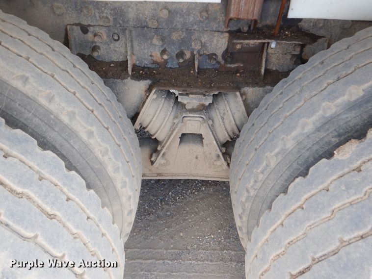 image for item FT9010 2001 International 4900  oil distributor truck