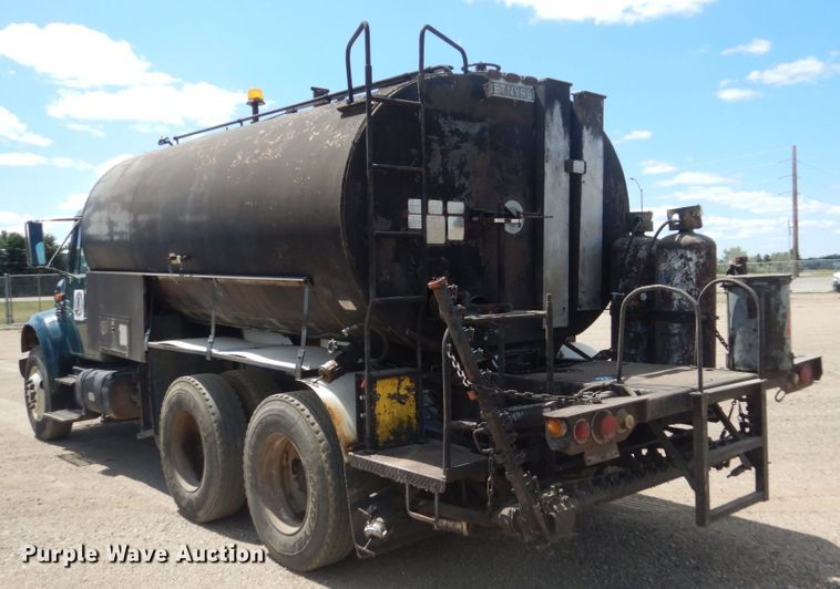 image for item FT9010 2001 International 4900  oil distributor truck
