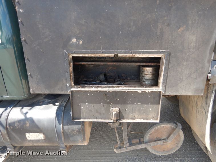 image for item FT9010 2001 International 4900  oil distributor truck