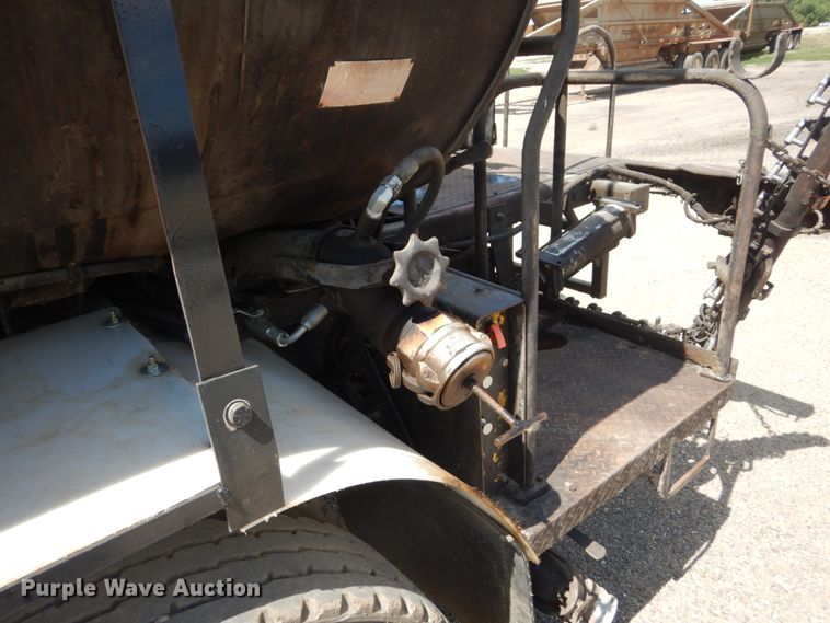 image for item FT9010 2001 International 4900  oil distributor truck