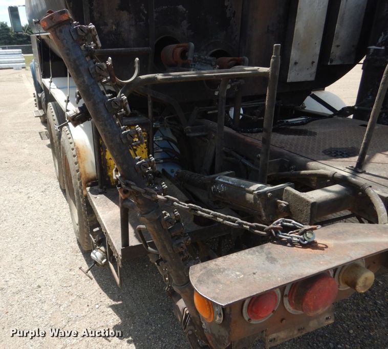 image for item FT9010 2001 International 4900  oil distributor truck