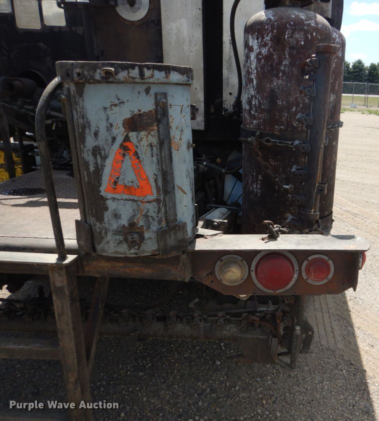 image for item FT9010 2001 International 4900  oil distributor truck