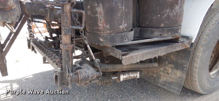 image for item FT9010 2001 International 4900  oil distributor truck