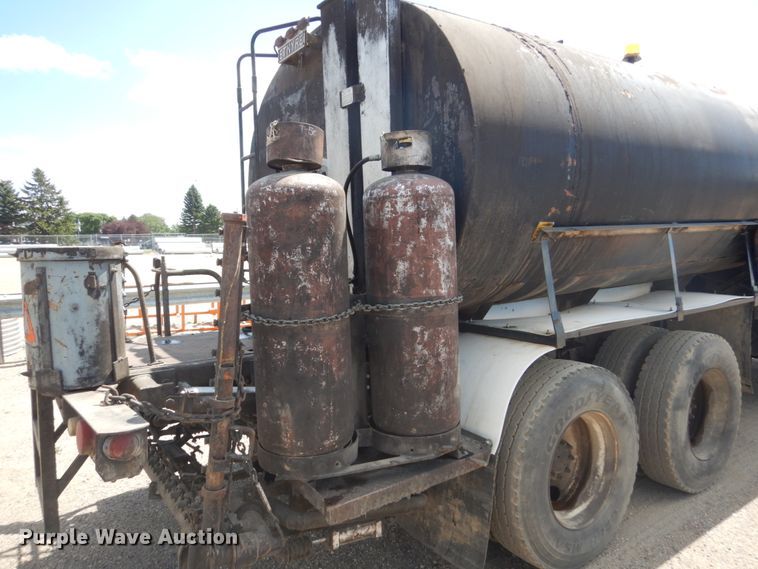 image for item FT9010 2001 International 4900  oil distributor truck