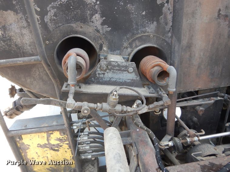 image for item FT9010 2001 International 4900  oil distributor truck