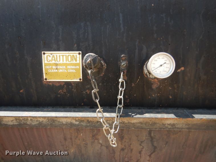 image for item FT9010 2001 International 4900  oil distributor truck