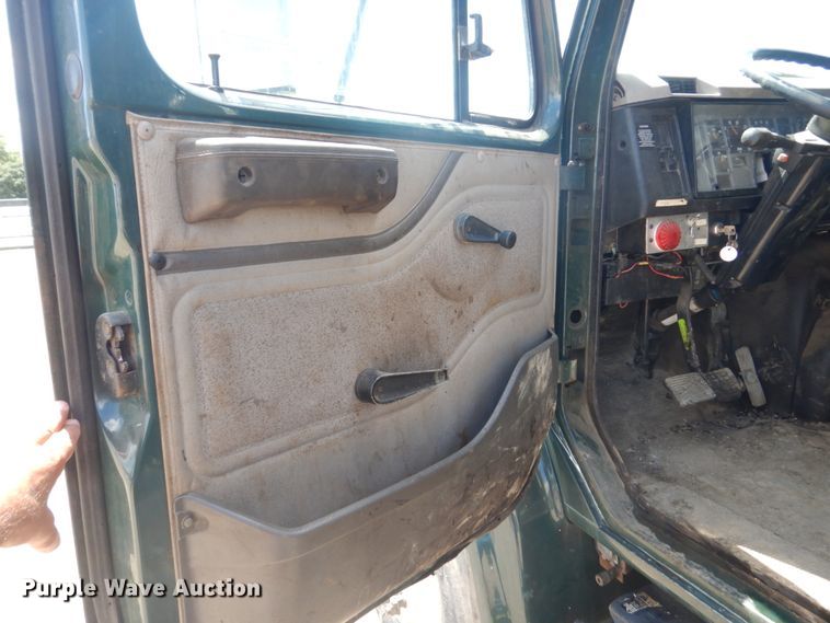 image for item FT9010 2001 International 4900  oil distributor truck