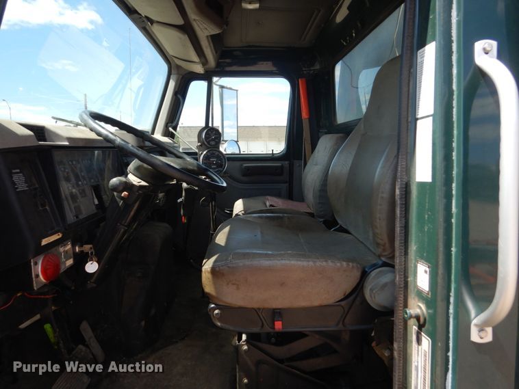 image for item FT9010 2001 International 4900  oil distributor truck