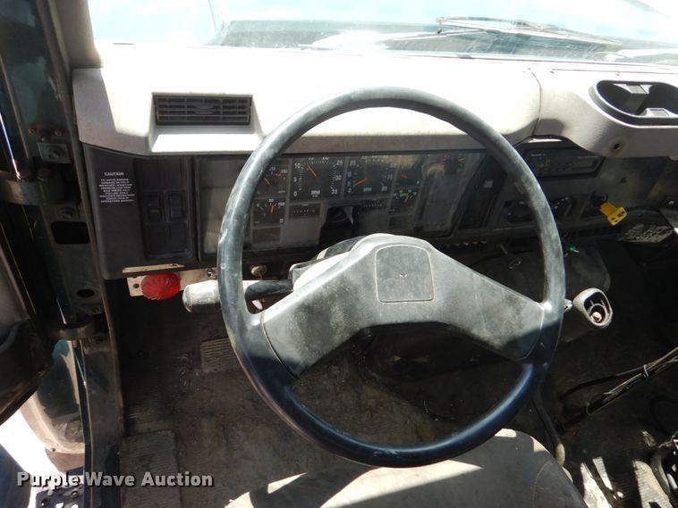 image for item FT9010 2001 International 4900  oil distributor truck