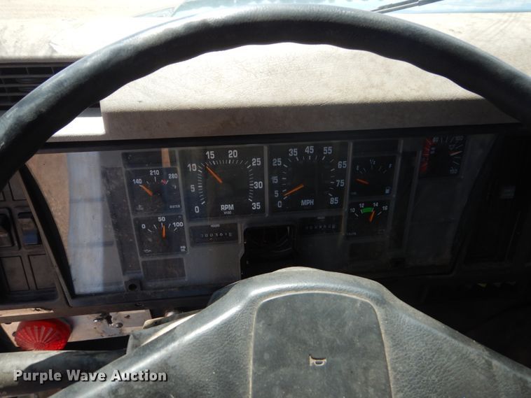 image for item FT9010 2001 International 4900  oil distributor truck