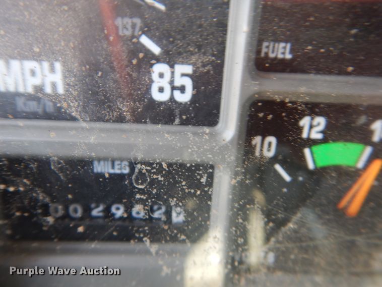 image for item FT9010 2001 International 4900  oil distributor truck