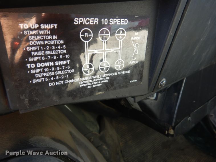 image for item FT9010 2001 International 4900  oil distributor truck