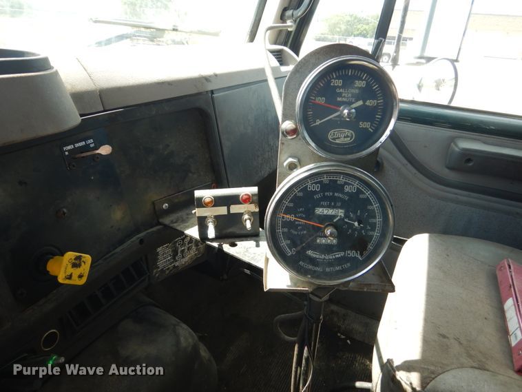 image for item FT9010 2001 International 4900  oil distributor truck