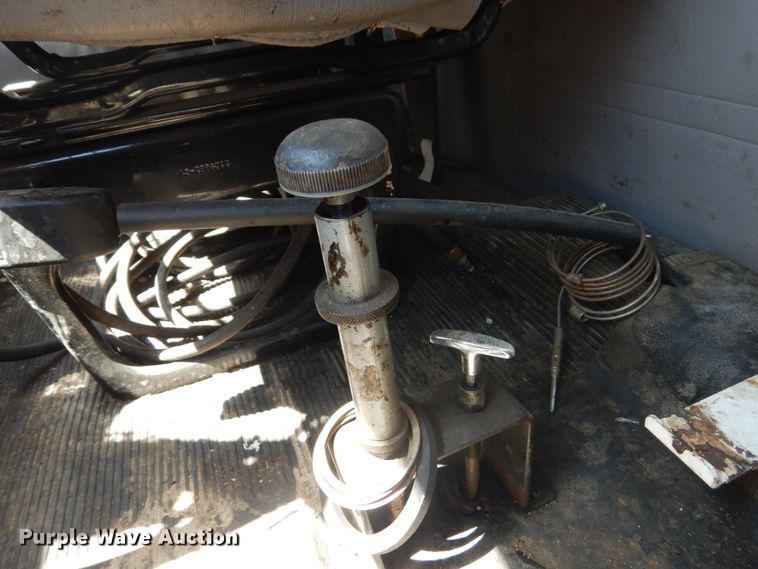 image for item FT9010 2001 International 4900  oil distributor truck