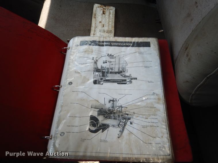 image for item FT9010 2001 International 4900  oil distributor truck