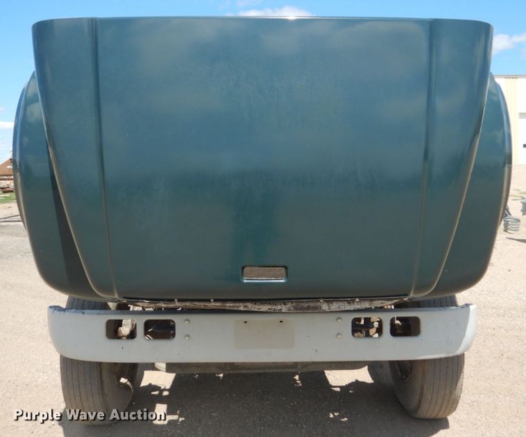 image for item FT9010 2001 International 4900  oil distributor truck