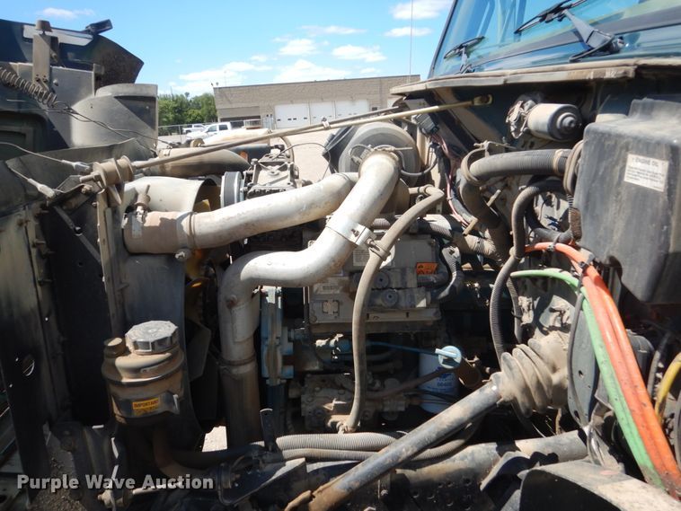 image for item FT9010 2001 International 4900  oil distributor truck