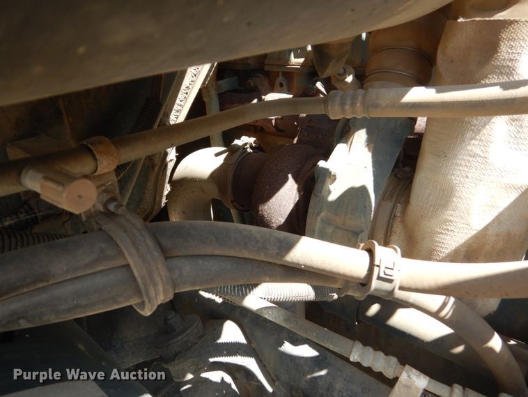 image for item FT9010 2001 International 4900  oil distributor truck