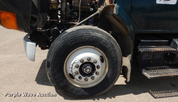 image for item FT9010 2001 International 4900  oil distributor truck