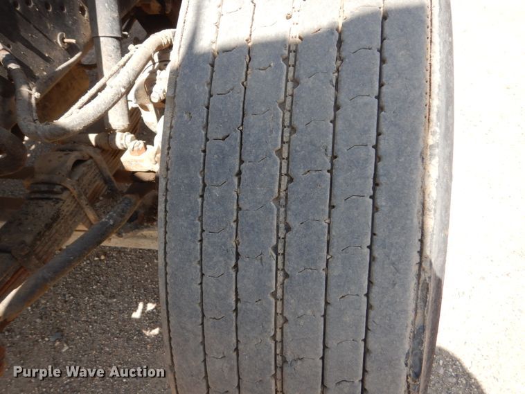 image for item FT9010 2001 International 4900  oil distributor truck