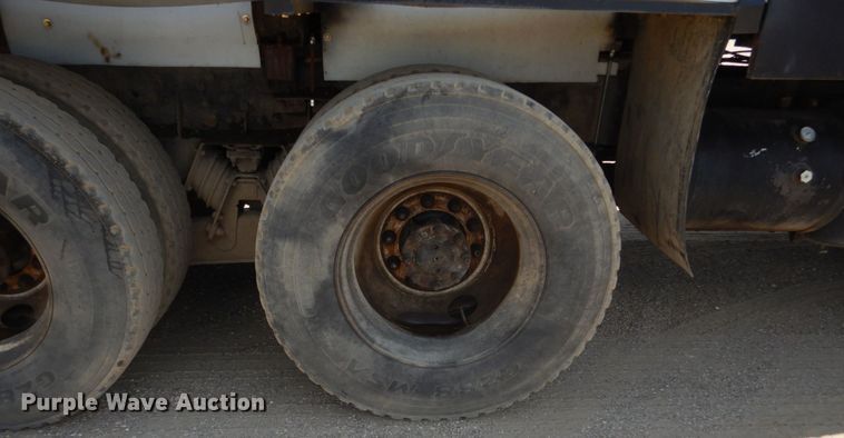 image for item FT9010 2001 International 4900  oil distributor truck