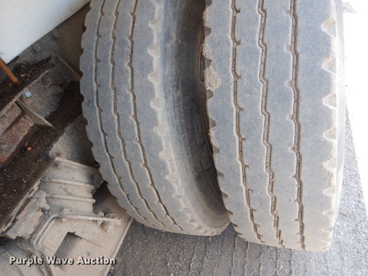 image for item FT9010 2001 International 4900  oil distributor truck