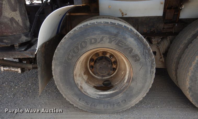 image for item FT9010 2001 International 4900  oil distributor truck