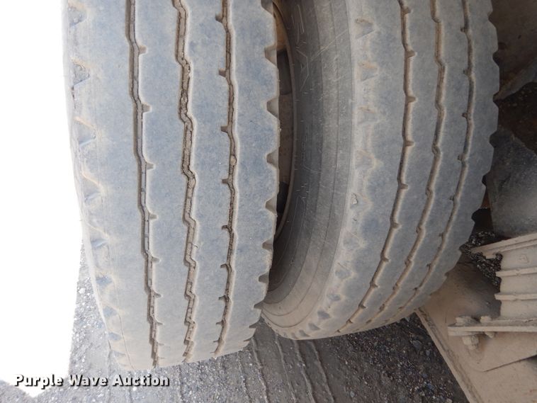 image for item FT9010 2001 International 4900  oil distributor truck