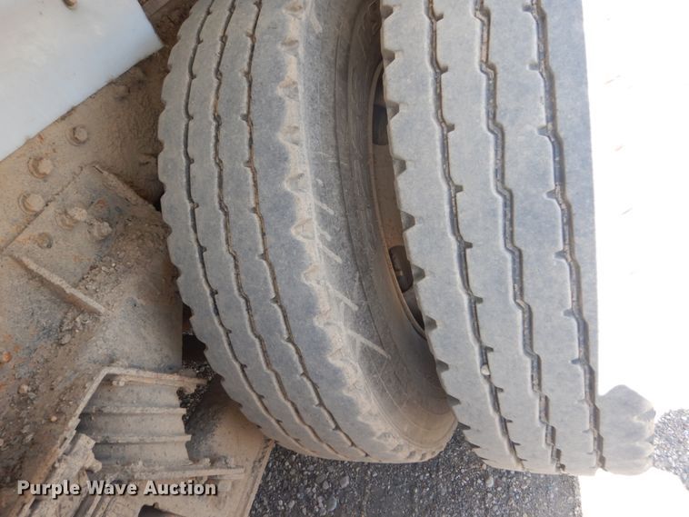 image for item FT9010 2001 International 4900  oil distributor truck