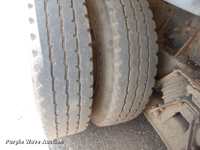 image for item FT9010 2001 International 4900  oil distributor truck