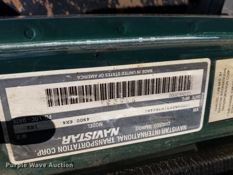 image for item FT9010 2001 International 4900  oil distributor truck