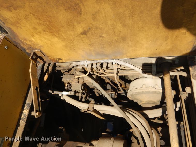 image for item FT9011 1991 Caterpillar AP-800B  paver