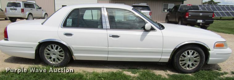 image for item GQ9076 2003 Ford Crown Victoria