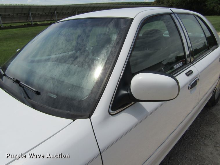 image for item GQ9076 2003 Ford Crown Victoria