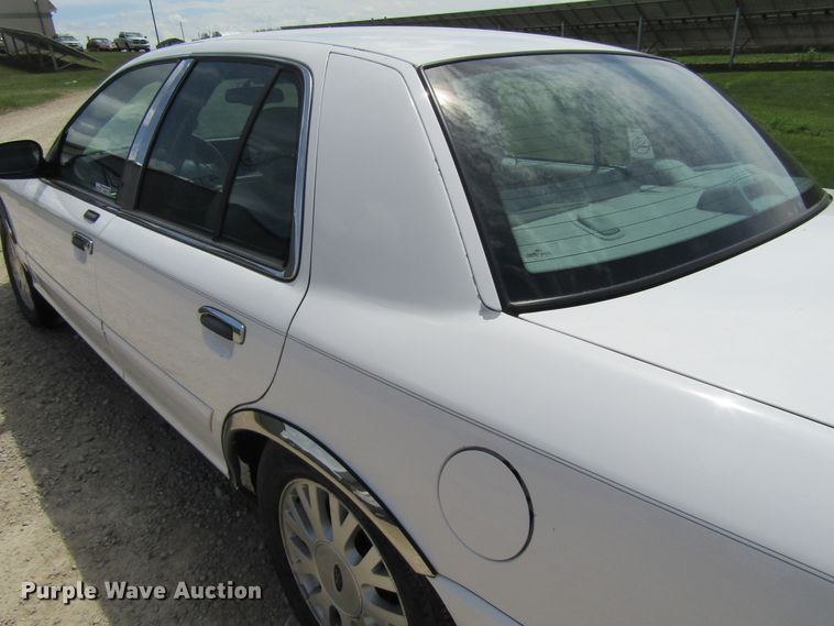 image for item GQ9076 2003 Ford Crown Victoria