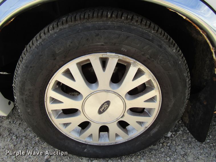 image for item GQ9076 2003 Ford Crown Victoria