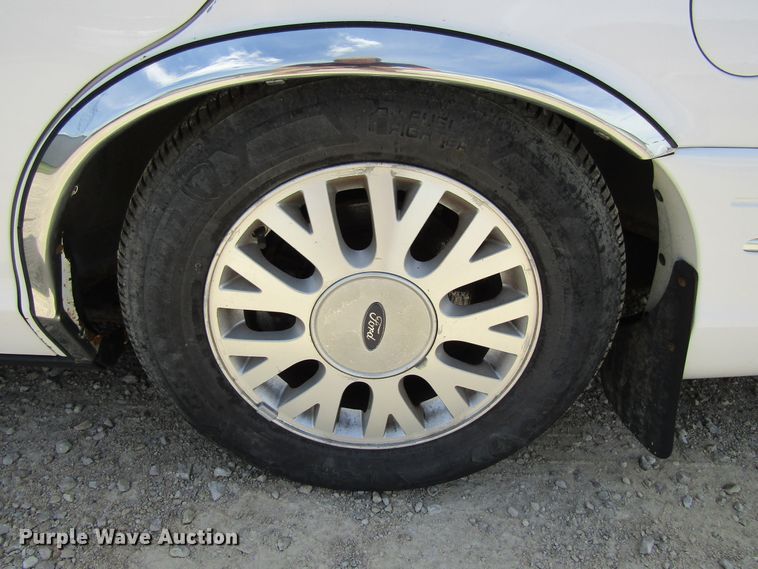 image for item GQ9076 2003 Ford Crown Victoria