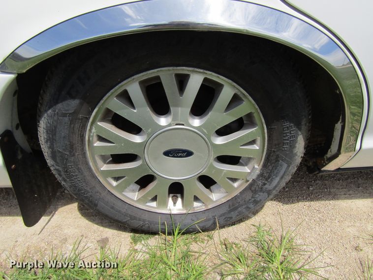 image for item GQ9076 2003 Ford Crown Victoria