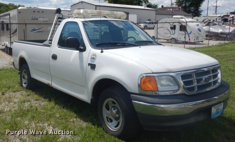 image for item GV9186 2004 Ford F150 XL  pickup truck