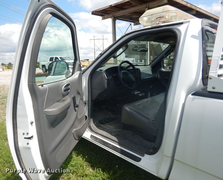 image for item GV9186 2004 Ford F150 XL  pickup truck