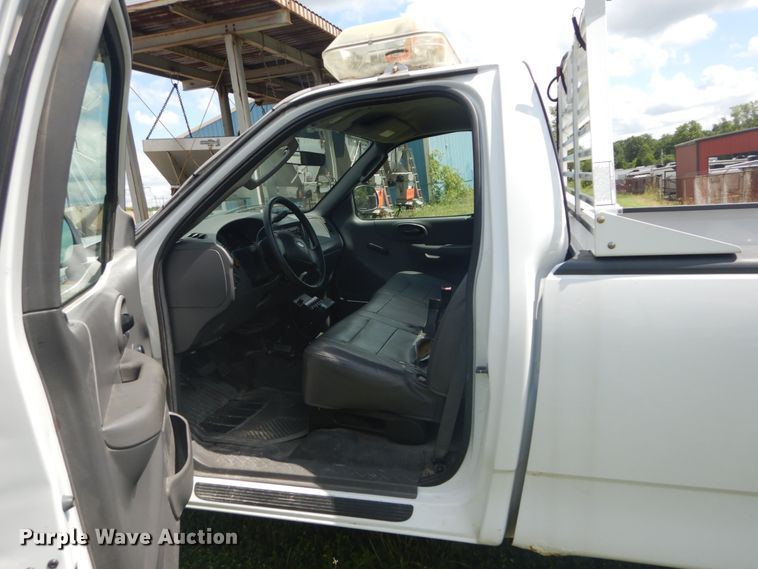 image for item GV9186 2004 Ford F150 XL  pickup truck