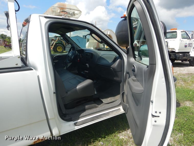 image for item GV9186 2004 Ford F150 XL  pickup truck