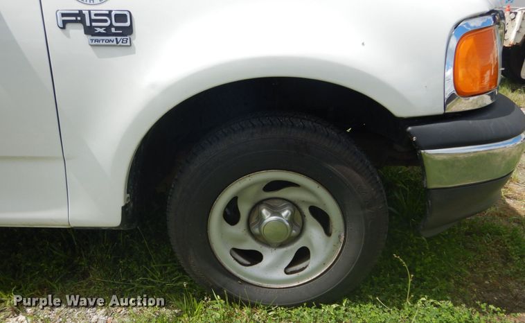 image for item GV9186 2004 Ford F150 XL  pickup truck