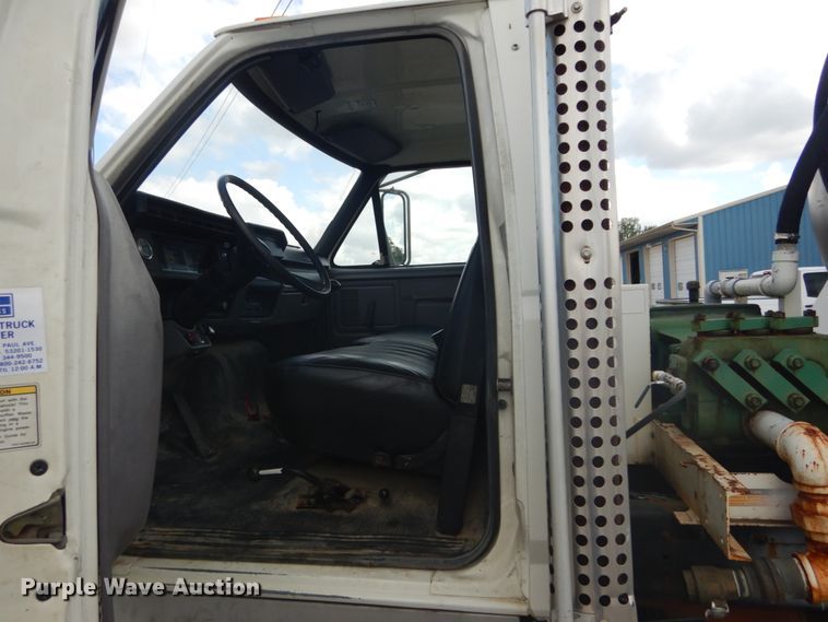 image for item GV9187 1995 Ford F800  sewer jetter truck